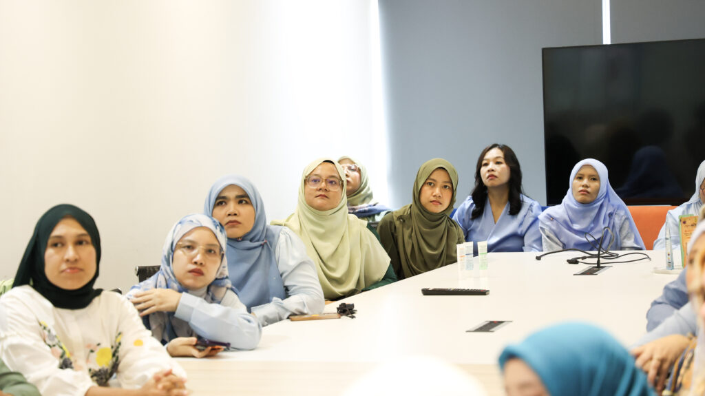 peserta affiliate tekun mendengar perkongsian oleh Puan Mary