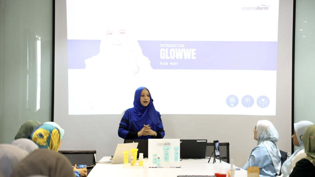 Puan Mary memberi taklimat mengenai perancangan dan strategi untuk menghasilkan kandungan produk yang menarik.